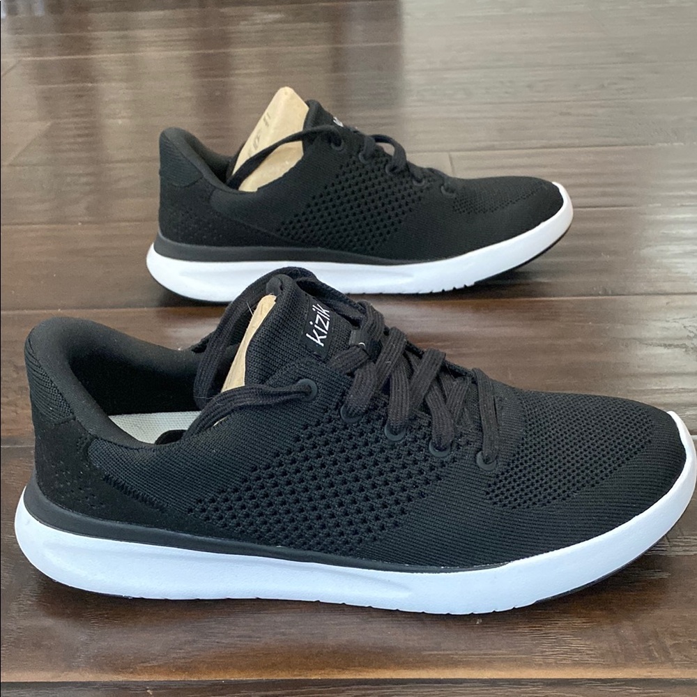 New with box Kizik Lima lace up hands free sneakers Women’s size 9.5 wide